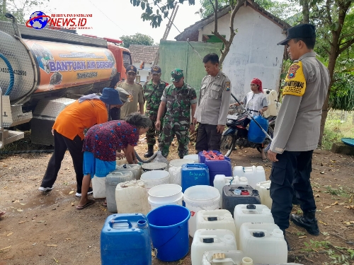 Polsek Klabang Berikan Bantuan Air Bersih di Desa Karanganyar Yang Terdampak Kekeringan