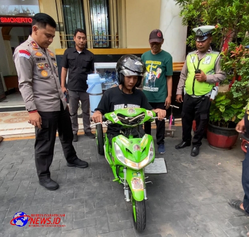 Kapolsek Simokerto Bersama komunitas Suporter Bonek Beri Bantuan Motor Roda Tiga Kepada Seorang Remaja Disabilitas