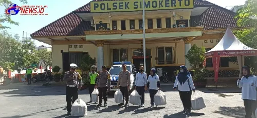 Kapolsek Simokerto Lakukan Aksi Mulia Dengan Berbagi Nasi Kotak di Hari Jumat Berkah Kepada Masyarakat