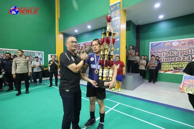 Tutup Turnamen Bulutangkis Antar media Kapoda Jatim Eksibisi Match Vs Juara 1
