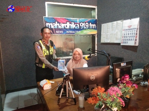 Hari Pertama Ops Patuh Semeru 2024, Personil Dikyasa Satlantas Polres Bondowoso Berikan Sosialisasi Melalui Radio Mahardika FM