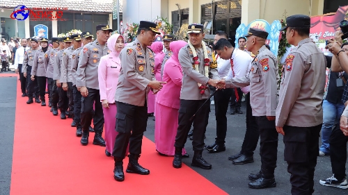 Polres Nganjuk Menyambut Kedatangan Kapolres Baru Dengan Apel Tradisi