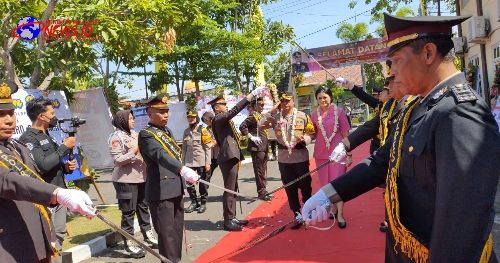 Polres Sampang Sambut Kedatangan Kapolres Baru Dengan Tradisi Pedang Pora