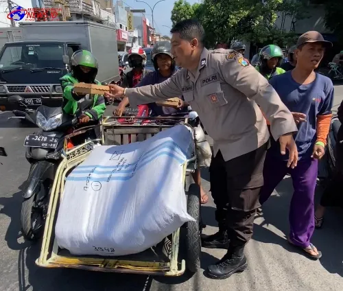Kapolsek Simokerto Bagikan Nasi Kotak Kepada Masyarakat Dalam Giat Jumat Berkah