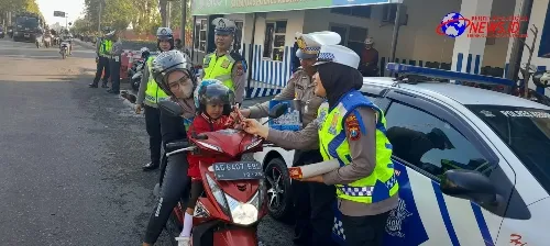Operasi Patuh Semeru 2024, Polres Kediri Kota Beri Coklat Bagi Pengendara Tertib