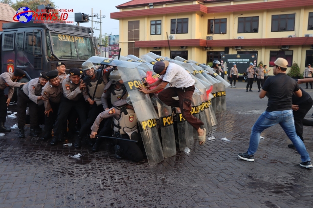 Personel Gabungan Polres Pasuruan Gelar Simulasi Sispamkota Siap Amankan Pilkada Serentak 2024