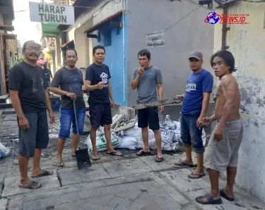 Sambut Hari Kemerdekaan RI ke-79, Warga Wonokusumo Bhakti Gang 1 RT 06/RW11 Surabaya Adakan Giat Kerja Bakti