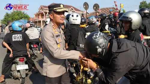 Polres Nganjuk Terjunkan Personel Pengamanan Keberangkatan dan Kepulangan Warga PSHW Dalam Kegiatan Suran Agung di Madiun