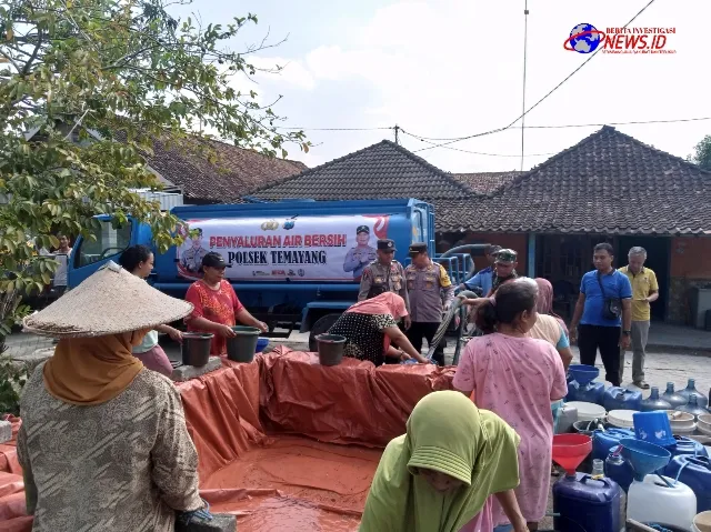 Polisi Salurkan Air Bersih Untuk Warga Desa Yang Kekeringan di Bojonegoro