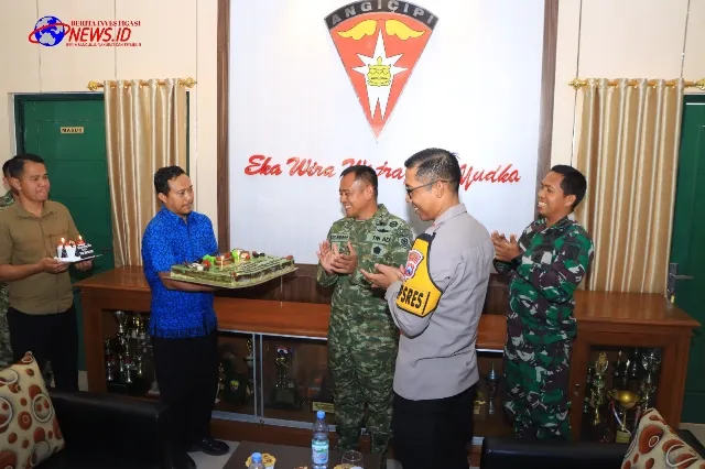 Sinergitas TNI - Polri, Polres Ngawi Beri Tumpeng dan Kue Ulang Tahun ke Yon Armed 12 Kostrad