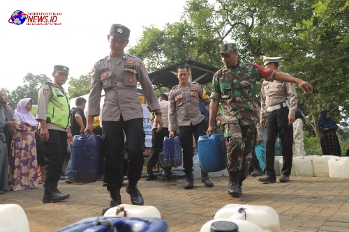 Polres Mojokerto Salurkan 32 Ribu Liter Air Bersih Untuk Warga di Kaki Gunung Penanggungan