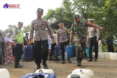 Polres Mojokerto Salurkan 32 Ribu Liter Air Bersih Untuk Warga di Kaki Gunung Penanggungan