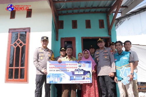 Kapolres Lamongan Serahkan Hasil Bedah Rumah Kepada Pemiliknya di Desa Nguwok