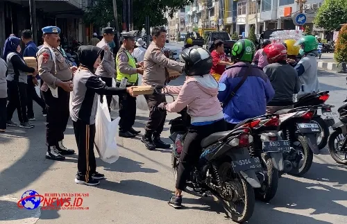 Jumat Berkah, Kapolsek Simokerto Secara Rutin Lakukan Aksi Mulia Dengan Bagikan 200 Nasi Kotak Kepada Masyarakat 