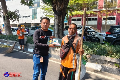 Jum'at Berkah, AMI Bagikan Ratusan Sarung Gratis Untuk Umat Muslim 
