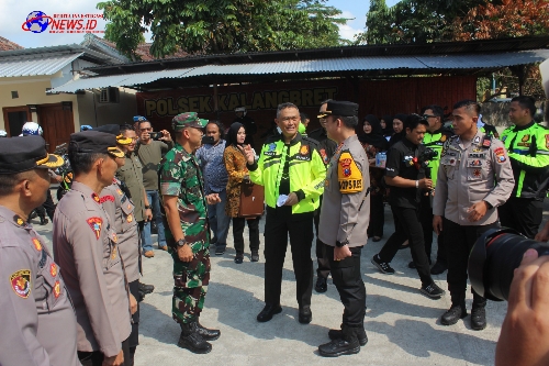 Patroli Bermotor ke Tulungagung, Kapolda Jatim Serahkan Bantuan Peralatan Kantor Untuk Polsek dan Koramil