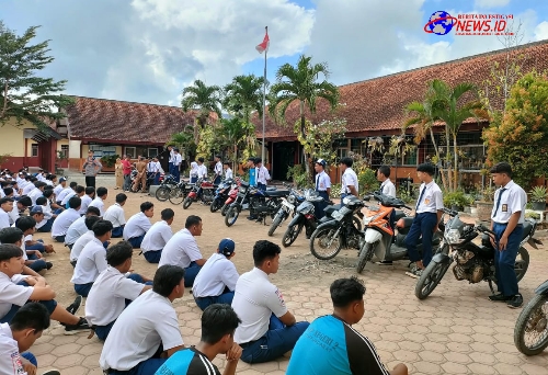 Polres Tulungagung Berikan Pembinaan Tertib Berlalu Lintas Kepada Pelajar SMPN 1 dan SMPN 2 Campurdarat