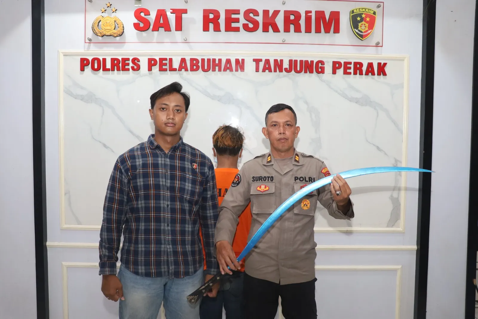 Polres Pelabuhan Tanjung Perak Amankan Pemuda Ketua Gangster Durian Runtuh 23 Kedapatan Membawa Senjata Tajam