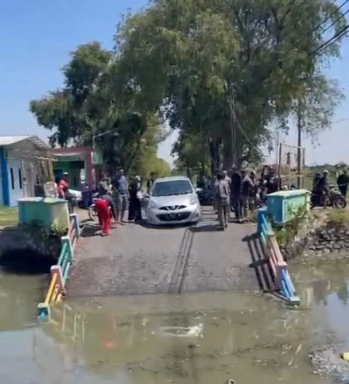 Jembatan Kedungpeluk Ambrol, Plt Bupati Subandi Carikan Solusi Jembatan Bailey, Ditarget Satu Bulan Selesai