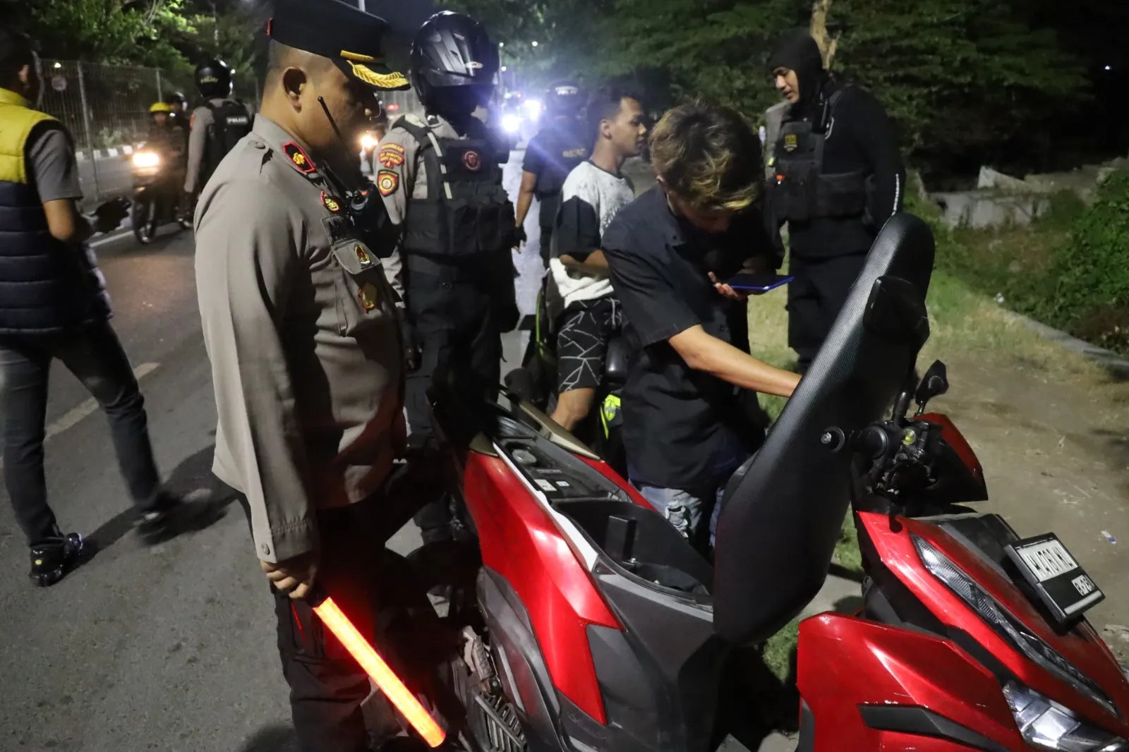 Cegah Kejahatan Malam, Polres Pelabuhan Tanjung Perak Gelar Patroli Skala Besar