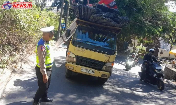 Ditilang, Supir Truk Langgar Aturan Mogok di Tanjakan Goa Gong
