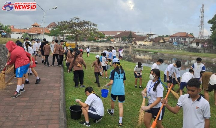 Bhabinkamtibmas Desa Pemogan Bersama Siswa CHIS Bersihkan Sampah