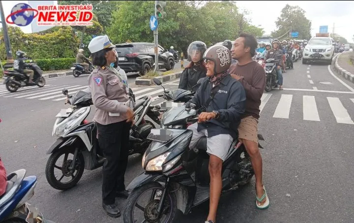Lancarkan Arus Kenderaan, Unit Lantas Polsek Denbar Gatur Lalin Pagi