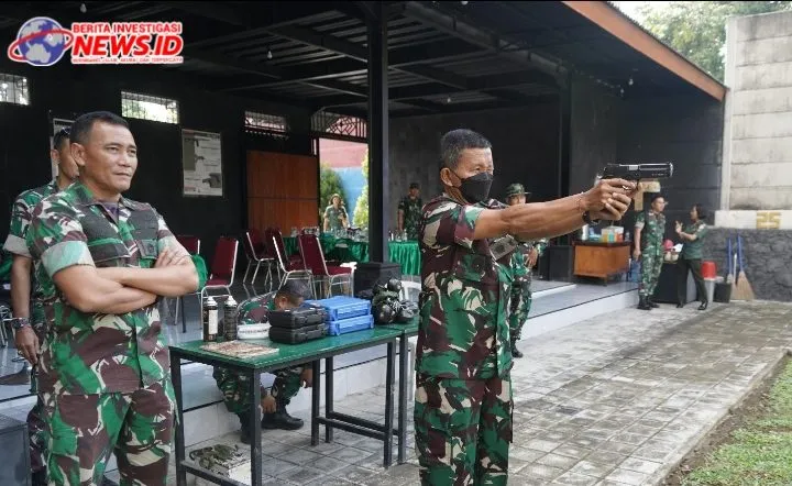 Danrem 163 WSA Dampingi Pangdam Latihan Menembak Jenis Pistol Eksekutif