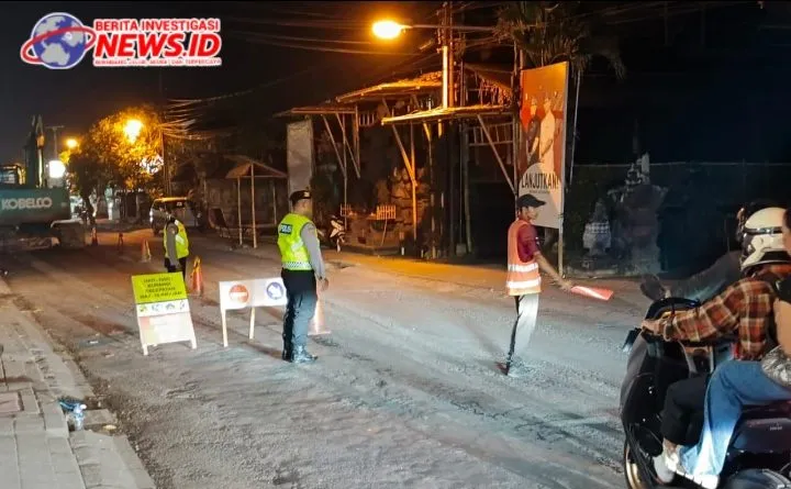 Patroli Biru Polsek Abiansemal Sambangi Pekerja Proyek Gorong-Gorong 