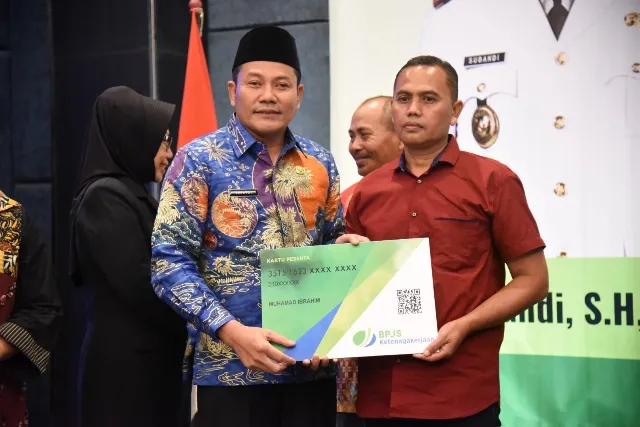 Plt. Bupati Sidoarjo Serahkan Kartu Kepesertaan BPJS Ketenagakerjaan Pada 13.249 Pekerja Rentan Sidoarjo