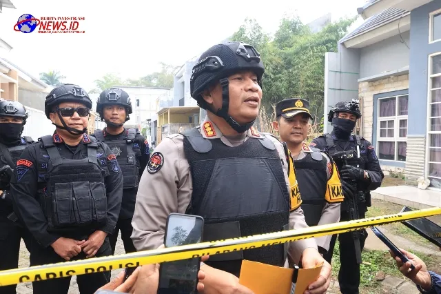 Densus 88 Dibantu Polda Jatim Lakukan Olah TKP di Rumah Terduga Teroris