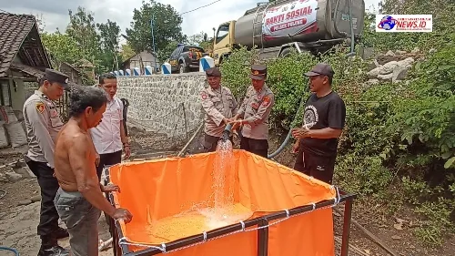 Polisi Droping Air Bersih Untuk Warga Pulung Ponorogo