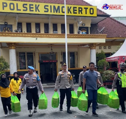 Kapolsek Simokerto Lakukan Giat Jum'at Berkah Dengan Berbagi 200 Nasi Kotak Kepada Masyarakat