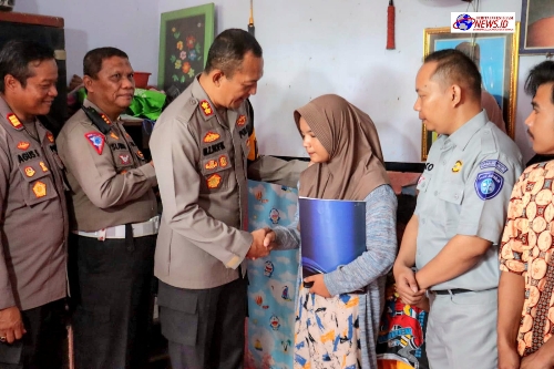 Kapolres Lumajang Beri Dukungan Moril dan Santunan Untuk Keluarga Korban Kecelakaan