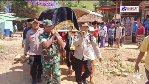 Polri Peduli, Wakapolres Bangkalan Takziah Korban Pembunuhan di Desa Kajuanak