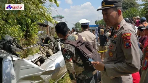 Polres Tulungagung Lakukan Olah TKP Kecelakaan Lalu Lintas Antara Kereta Api Dengan Mobil
