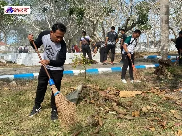 Lapas Narkotika Kelas IIA Pamekasan Kanwil Kemenkumham Jatim Kembali Gelar Giat Bersih-Bersih Taman Makam Pahlawan