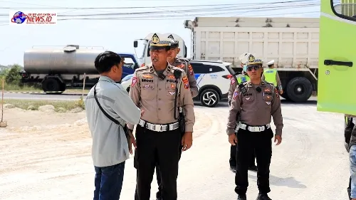 Satlantas Polres Gresik Ambil Tindakan Tegas Terhadap Truk Muatan Yang Tidak Mematuhi Ketentuan Tanpa Penutup Muatan
