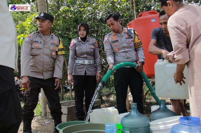 Musim Kemarau Polres Jember Distribusikan Bantuan Air Bersih Untuk Warga Desa Plalangan