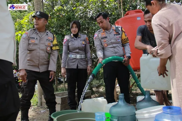 Musim Kemarau Polres Jember Distribusikan Bantuan Air Bersih Untuk Warga Desa Plalangan