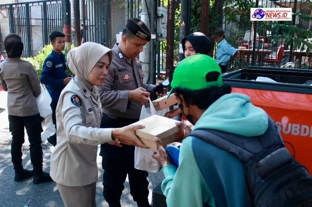 Jumat Berkah, Bidhumas Polda Jatim Berbagi Ratusan Nasi Kotak Gratis