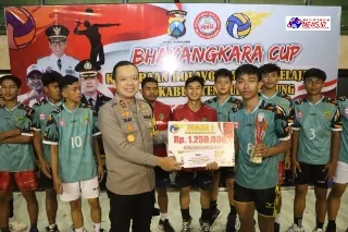 Turnamen Bola Voli “Bhayangkara Cup” Antar Pelajar, di Grup Putra Dimenangkan SMAN 1 Ngunut