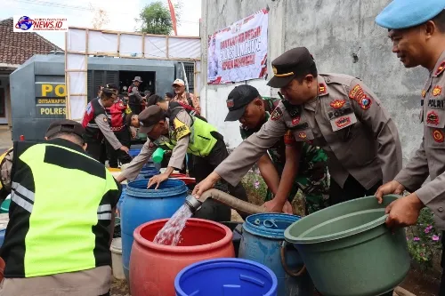Polres Lumajang Kerahkan Water Cannon Droping Air Bersih Untuk Warga