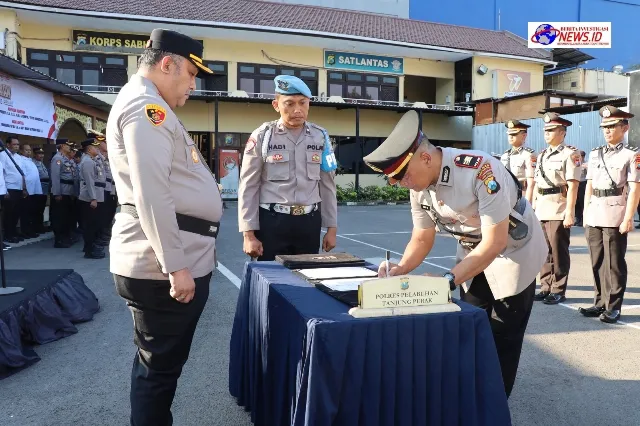 Kapolres Pelabuhan Tanjung Perak Pimpin Sertijab 3 Kapolsek dan Kasatlantas, Tekankan Pentingnya Integritas dan Profesionalisme