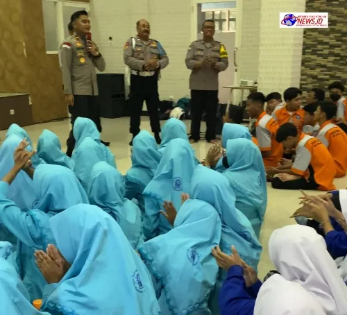 Cegah Salah Pergaulan, Kapolsek Simokerto Beri Penyuluhan Anti Kenakalan Remaja dan Judi Online ke Sekolahan