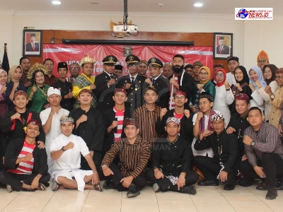 Peringati HUT RI ke 79, Rutan Surabaya Gelar Upacara Dengan Gunakan Pakaian Adat Dari Berbagai Daerah di Indonesia