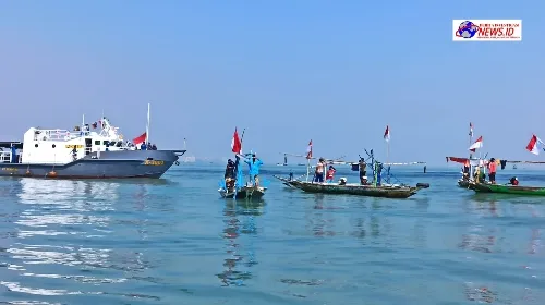Ditpolairud Polda Jatim Bersama Nelayan Kibarkan Bendera Merah Putih di Selat Madura