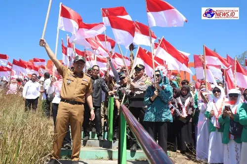 Sambut Hari Kemerdekaan RI ke 79, Polres Bondowoso Bersama Pemkab Kibarkan 1.000 Bendera Merah Putih di Kawah Wurung