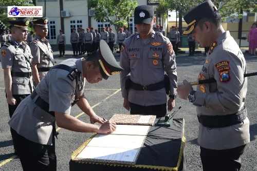 Kapolres Sampang Pimpin Upacara Sertijab Kasat Lantas dan Dua Kapolsek Jajaran
