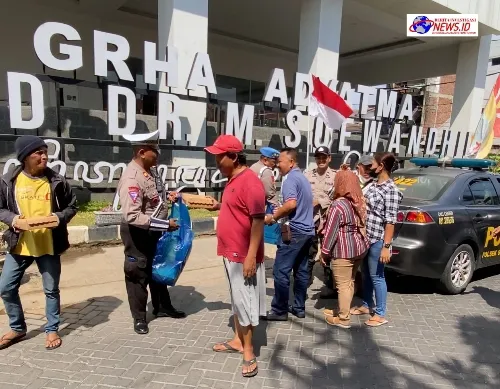 Keren !!! Polsek Simokerto Lakukan Patroli Antisipasi Kejahatan Sambil Bagikan 300 Nasi Kotak Secara Gratis